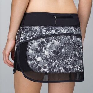 Lululemon Hotty Hot Skirt 4-Way Stretch Flowabunga Black Angel Wing Size 10